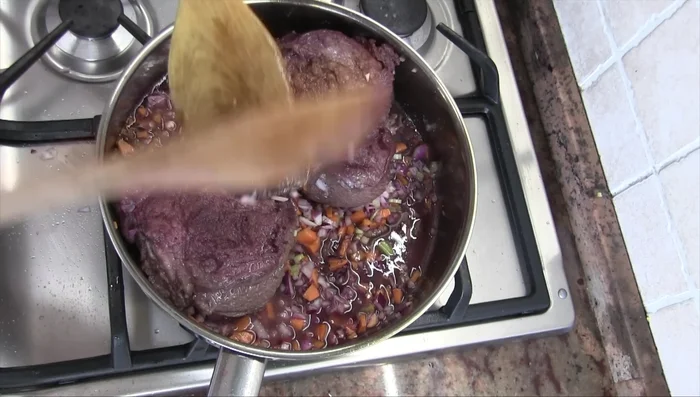 Abbassare il fuoco, aggiungere pepe e sale, coprire e proseguire la cottura a fuoco basso per circa 45 minuti, girando la carne ogni 7-8 minuti per evitare che si attacchi.