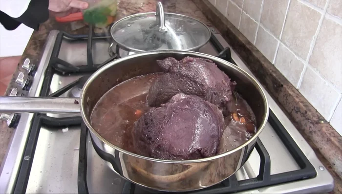 Aggiungere 250 ml di brodo vegetale freddo.