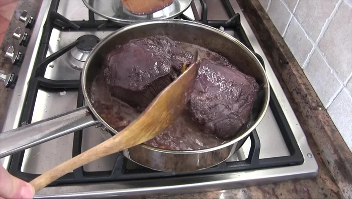 Continuare la cottura a fuoco basso con coperchio per altri 45 minuti.
