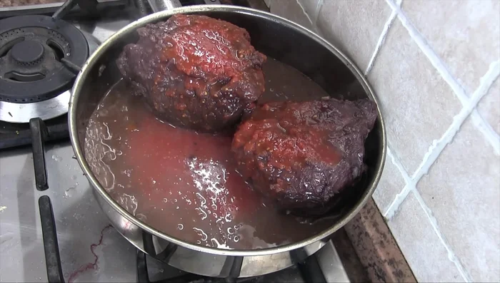 Aggiungere i pelati o la passata di pomodoro fredda (200 ml) e altri 250 ml di brodo vegetale freddo. Portare ad ebollizione, poi abbassare il fuoco e cuocere per altri 45 minuti.