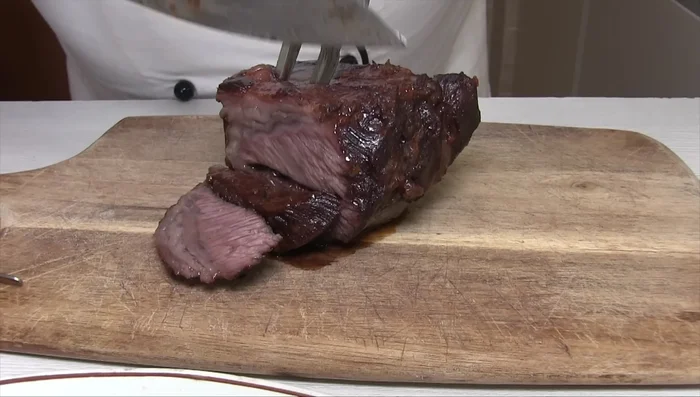 Tagliare la carne e servirla con la salsa ottenuta.