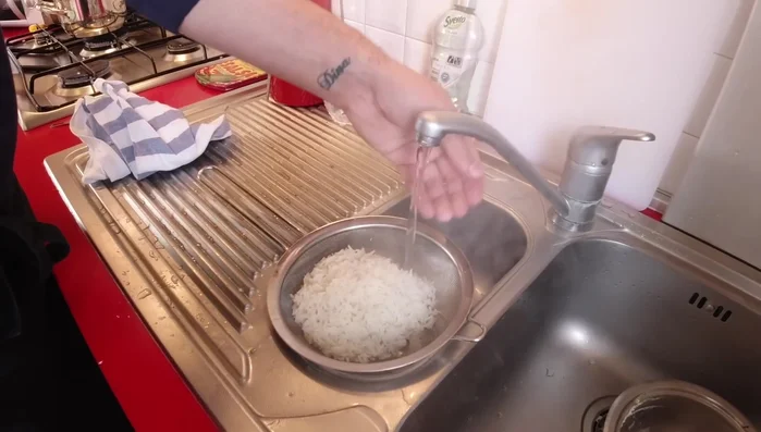 Scolare il riso e raffreddarlo sotto acqua corrente. (180.35)