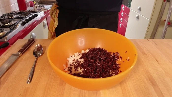 Condire il riso con un filo d'olio, sale e salsa di soia. (209.31)