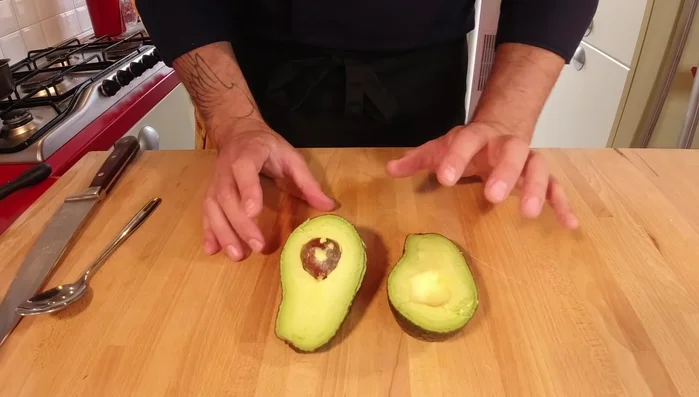 Tagliare l'avocado a fette sottilissime. (235.94)