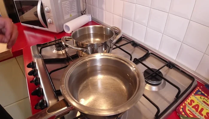 Lessare separatamente il riso basmati bianco e nero in acqua bollente salata. (40.68)