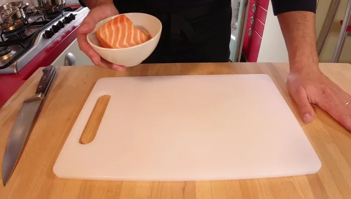 Tagliare il salmone a fettine sottili e delicate, evitando di spezzare le fibre. (52.649)