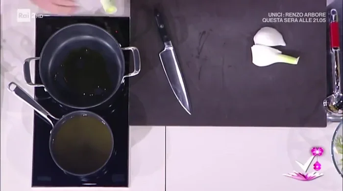 Aggiungere i finocchi tagliati a julienne, sale, pepe e il bouquet garni. Cuocere con brodo vegetale fino a quando il brodo è assorbito e i finocchi sono stracotti.