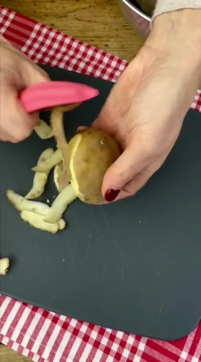 Pelare e sciacquare bene le patate sotto acqua fredda, poi tagliarle a pezzi.