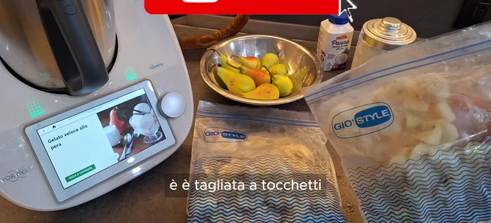 Congelare le pere e le banane a pezzi il giorno prima.