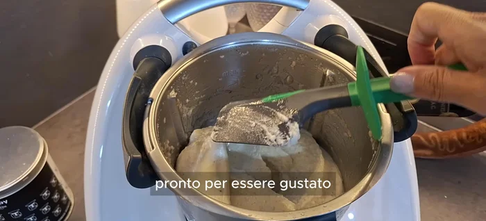Mettere il gelato nel congelatore a rassodare.