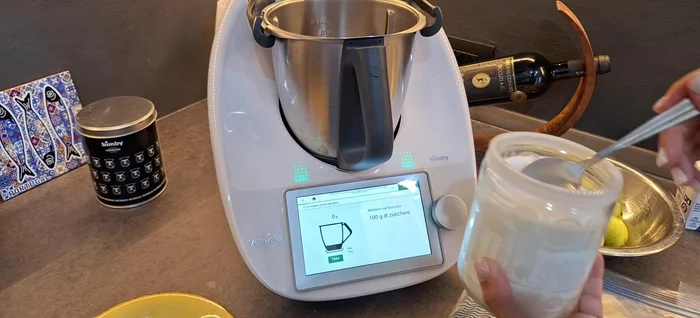 Inserire nel Bimby lo zucchero semolato (100g).