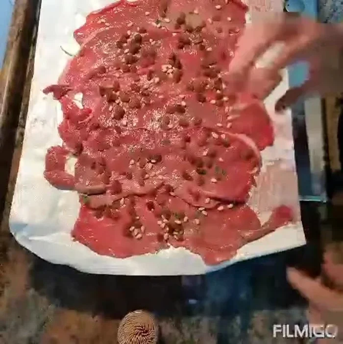 Arrotolare le fettine su se stesse e chiuderle con uno stuzzicadenti. [141.04]