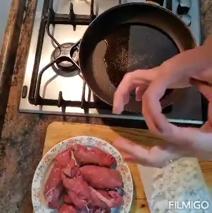 In una padella, soffriggere la cipolla tritata nell'olio d'oliva. [230.96]