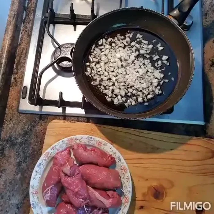 Unire la passata di pomodoro, un pizzico di sale e coprire la padella. [264.38]