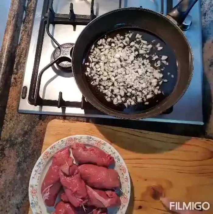 Aggiungere le braciole arrotolate e farle rosolare da tutti i lati. [278.05]