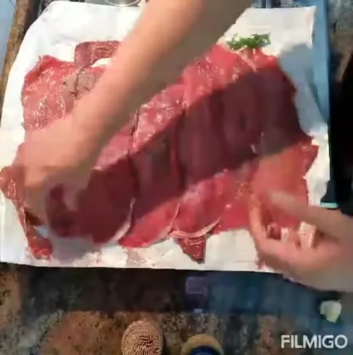 Preparare le fettine di manzo: devono essere molto sottili. [22.859]