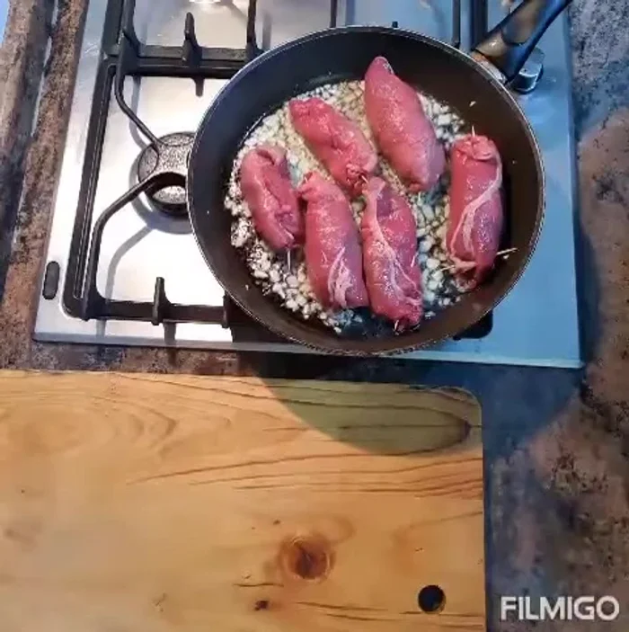 Lasciare cuocere a fuoco lento per circa 30 minuti, o fino a quando le braciole saranno cotte. [301.75]