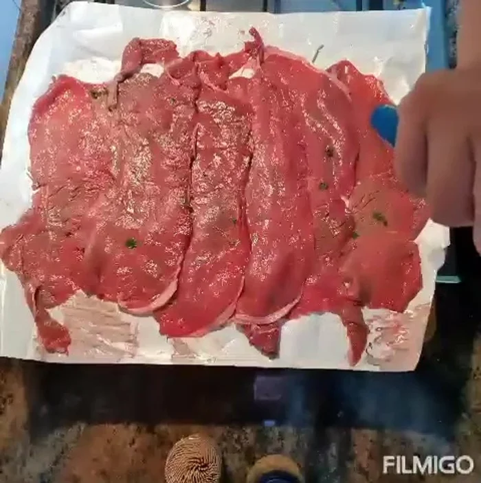 Condire le fettine con aglio, prezzemolo, sale, pepe (facoltativo), pinoli e uvetta. [56.25]