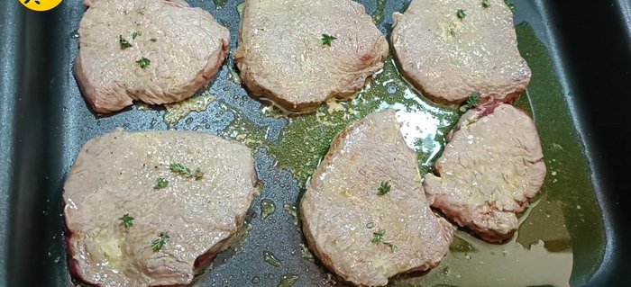 Spargere qualche fogliolina di timo su ogni bistecca.