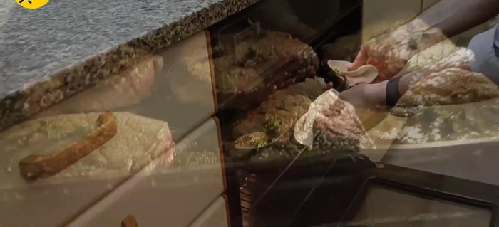 Cuocere le bistecche in forno preriscaldato a 100 gradi per circa 40 minuti.