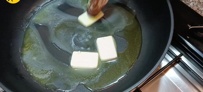 In una padella, sciogliere burro e olio. Aggiungere l'aglio tritato e il porro, un pizzico di sale e far stufare per qualche minuto.