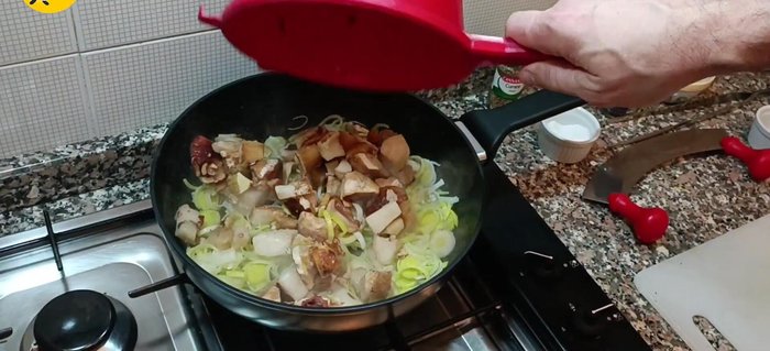 Aggiungere i funghi porcini tagliati a cubetti, un altro po' di sale e farli rilasciare la loro acqua.
