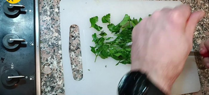 Tritare il prezzemolo e aggiungerlo nella padella con i funghi, porri e aglio. Aggiungere pepe e cumino.
