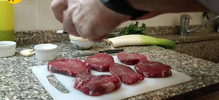 Salare e pepare le bistecche di manzo da entrambi i lati, massaggiando leggermente la carne.