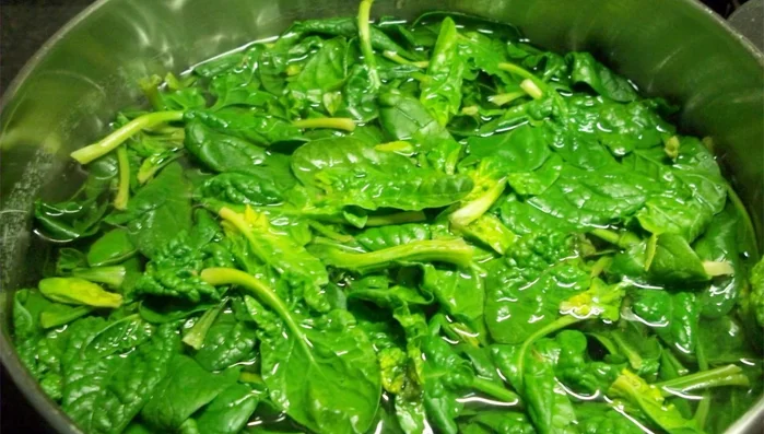 Scolate gli spinaci e lasciateli raffreddare in una terrina.