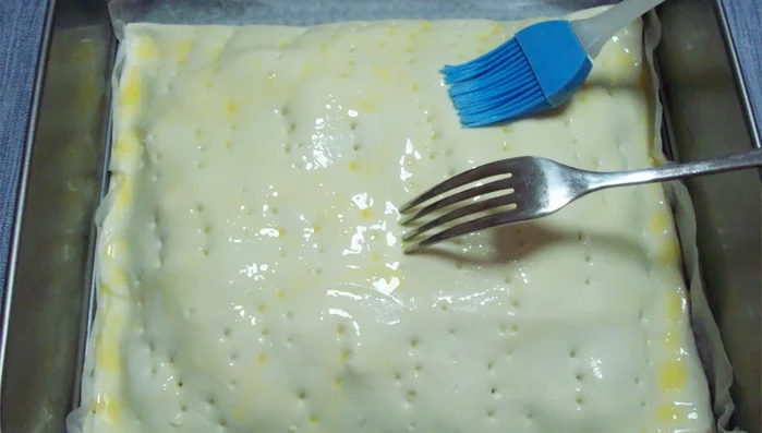 Spennellate la superficie con un uovo sbattuto.