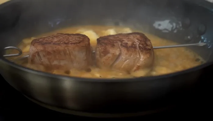 Continuare la cottura dei filetti con il gorgonzola, aggiungendo altro fondo se necessario.