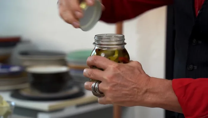 Impiattare: disporre i filetti su un piatto con le mele parisien, la giardiniera e la salsa al gorgonzola. Decorare con una foglia di salvia.