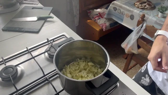 In una padella con abbondante olio, far rosolare le cipolle a fuoco dolce, aggiungendo sale, zucchero, pepe, origano.