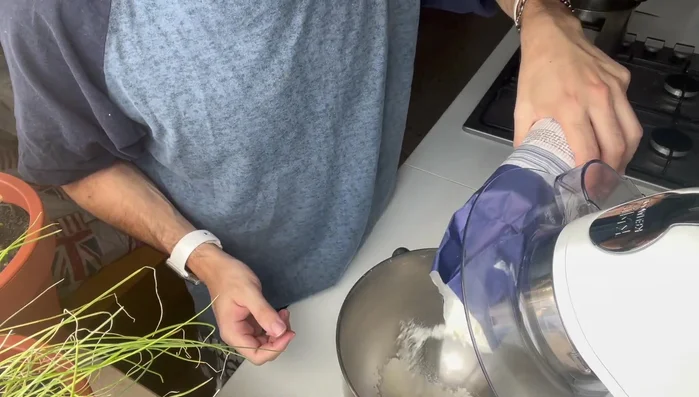 Preparare l'impasto per la pizza nella planetaria: mescolare farina 00, semola, lievito, acqua fredda, un goccio d'olio e sale. Impastare per 10 minuti.