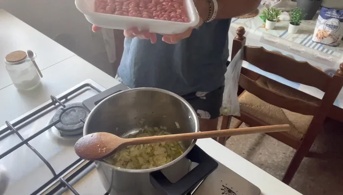 Aggiungere la carne macinata di suino e far rosolare.