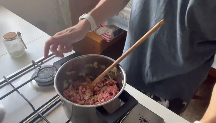 Aggiungere i pomodori pelati e far cuocere a fuoco lento fino a sera.