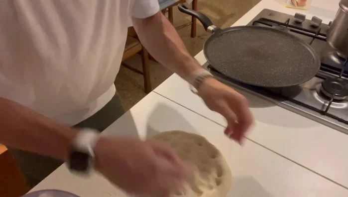 Stendere l'impasto (anche se non lievitato molto) in una padella.