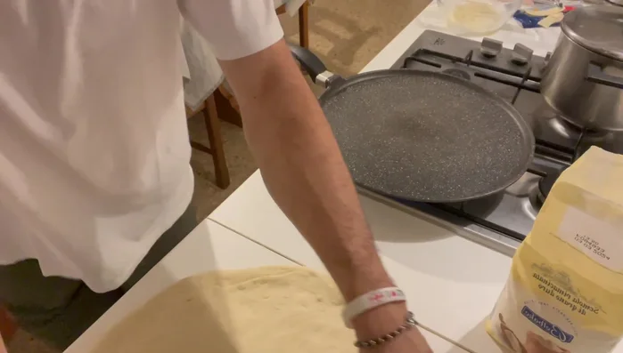 Cuocere in forno (funzione grill, temperatura massima) per 3 minuti, finché il cornicione non è dorato.