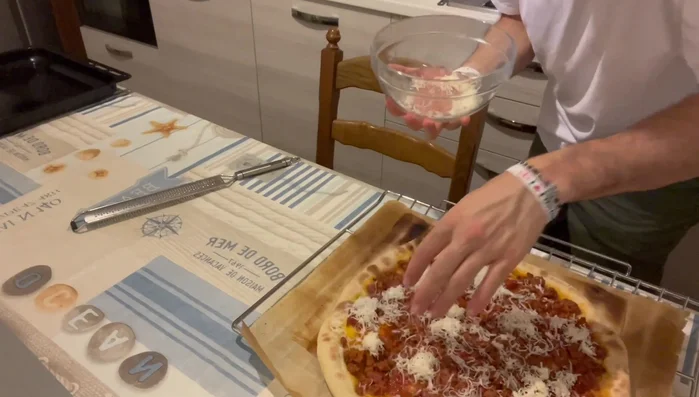 Aggiungere provolone piccante e basilico.