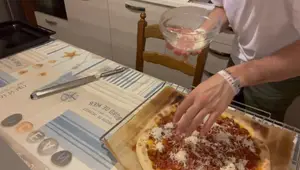 Pizza al Ragù: Ricetta facile e veloce (Video)