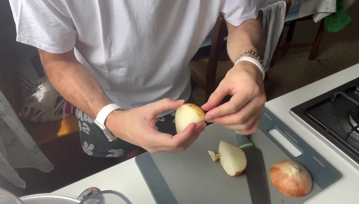 Tagliare le cipolle.