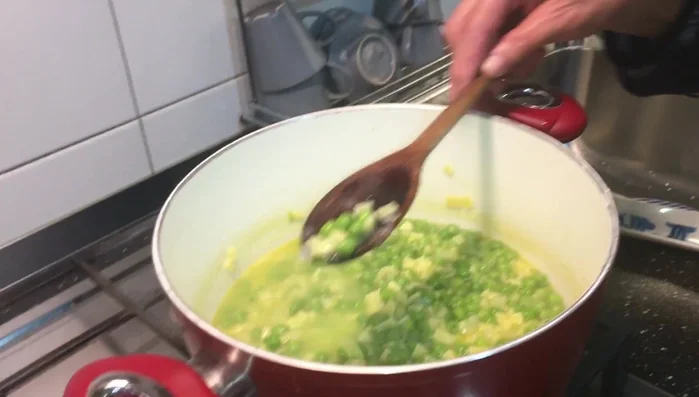 Opzionale: Schiacciare alcuni piselli per insaporire di più il brodo e renderlo più verde.