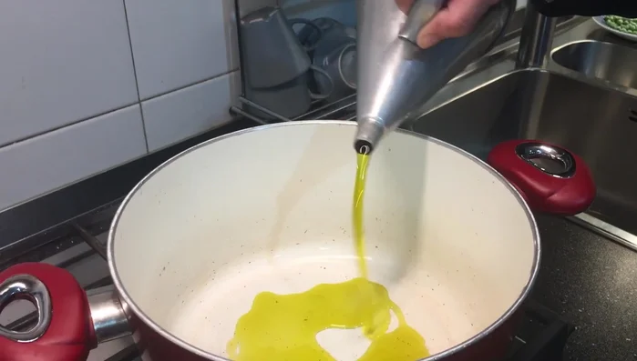 Mettere abbondante olio in una pentola. (Aggiungere anche la cipolla a piacere)