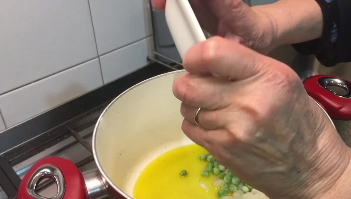 Aggiungere i piselli (surgelati o freschi).