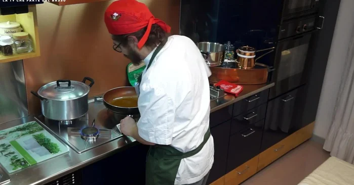In una padella, aggiungere abbondante olio extravergine d'oliva e far scaldare a fuoco basso per circa 30 secondi.