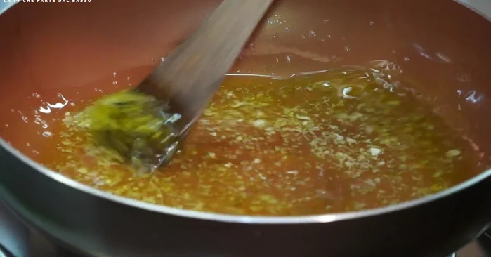 Aggiungere mezzo bicchiere di vino bianco e far evaporare a fuoco lento.