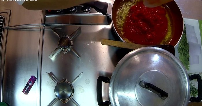 Aggiungere i pomodori tagliati a pezzi e un pizzico di zucchero. Cuocere a fuoco lento per circa 20 minuti, mescolando di tanto in tanto. Aggiustare di sale.