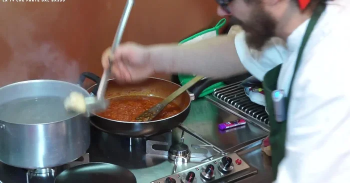 Nel frattempo, lessare i pici in abbondante acqua salata.
