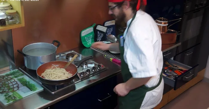 Mescolare bene per amalgamare il sugo e la pasta.