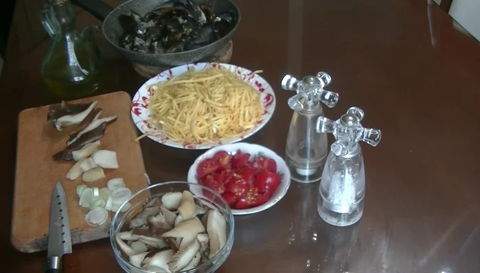 In una padella, soffriggere la cipolla (o il cipollotto) e l'aglio nell'olio.